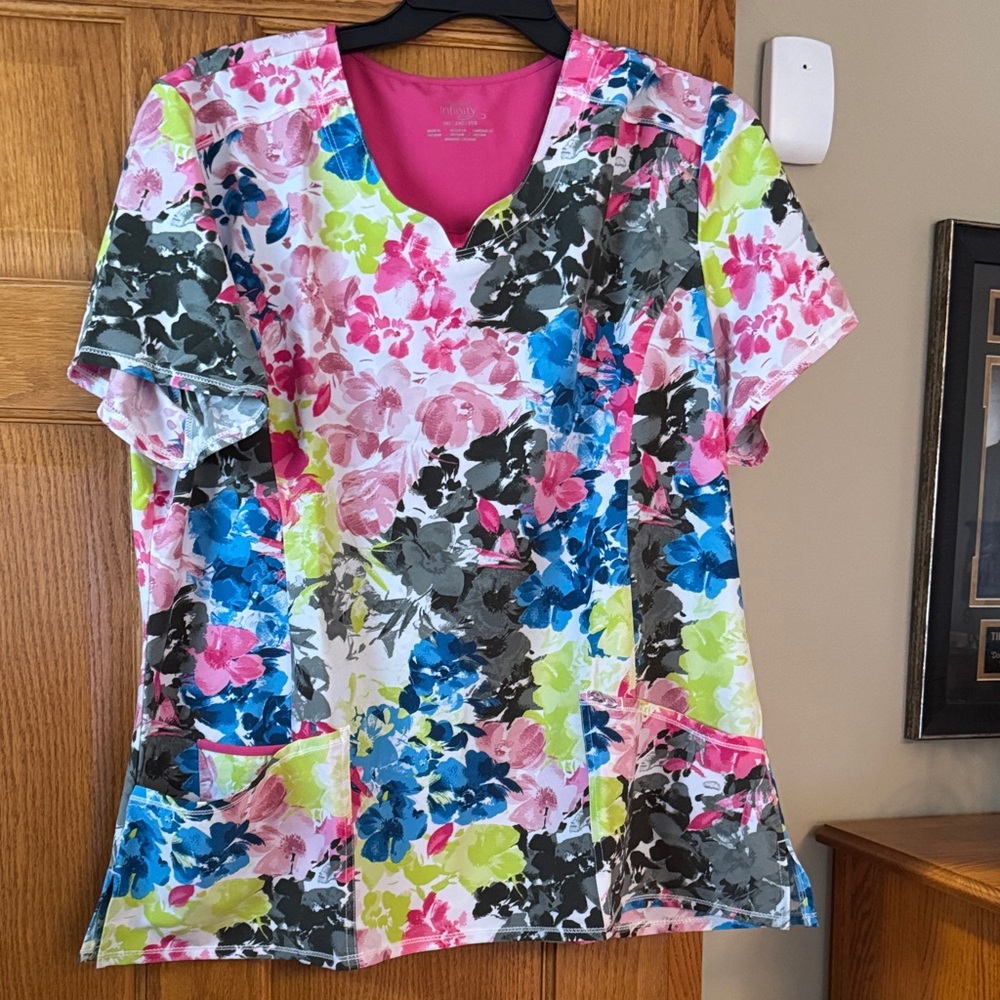 Cherokee infinity Floral Burst Short Sleeve scrub Top